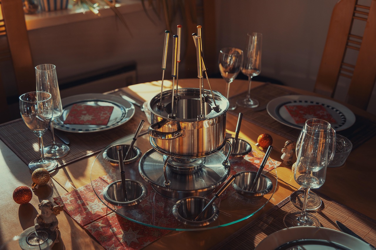 Table de Noël dressée avec un repas de fête à petit budget